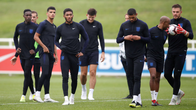 Para pemain Timnas Inggris dalam latihan. (Foto: Reuters/Carl Recine)