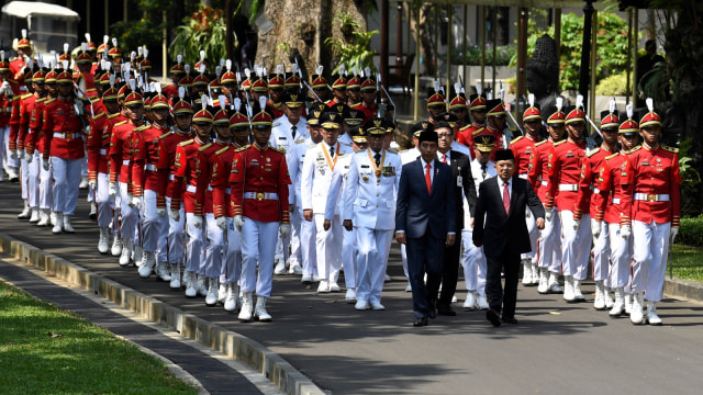Presiden Joko Widodo didampingi Wakil Presiden Jusuf Kalla dan sembilan pasangan gubernur dan wakil gubernur terpilih mengikuti prosesi kirab di Kompleks Istana Kepresidenan, Jakarta, Rabu (5/9). (Foto: Antara/Puspa Perwitasari)