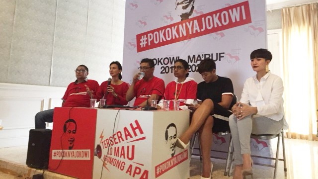 Dr. Posma Hutasoit, Wanda Hamidah, Janner Clay Siahaan, Paul Latuhamida, Dira Sugandi dan Lea Simanjuntak (dari kiri ke kanan) Deklarasi Masyarakat Peduli Indonesia untuk Jokowi-Maaruf 2019-2024, Rabu (5/9). (Foto: Paulina Herasmaranindar/kumparan)