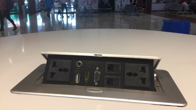 Fasilitas Charger di Airport Digital Lounge Bandara Soetta (Foto: Helinsa Rasputri.kumparan)