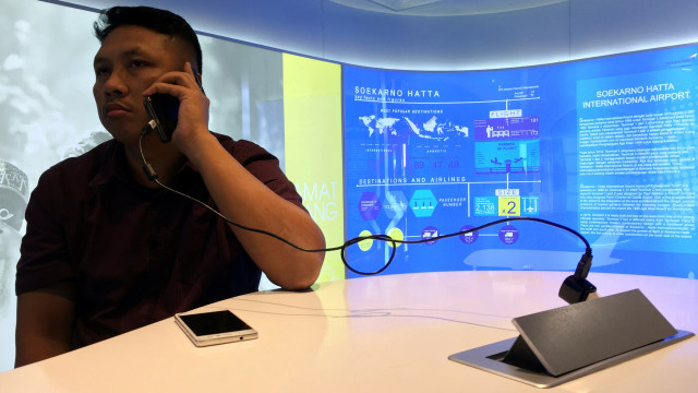 Pengunjung di Airport Digital Lounge Bandara Soetta (Foto: Helinsa Rasputri.kumparan)