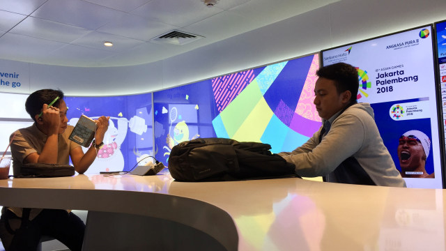 Pengunjung di Airport Digital Lounge Bandara Soetta (Foto: Helinsa Rasputri.kumparan)