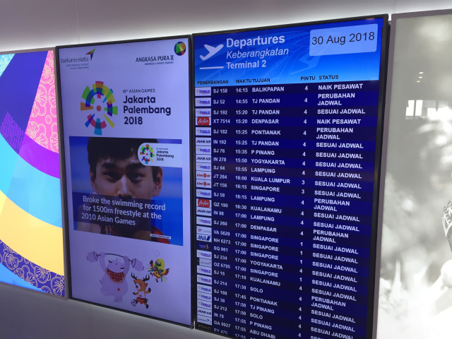 Flight Informations Display System di Airport Digital Lounge Bandara Soetta (Foto: Helinsa Rasputri.kumparan)