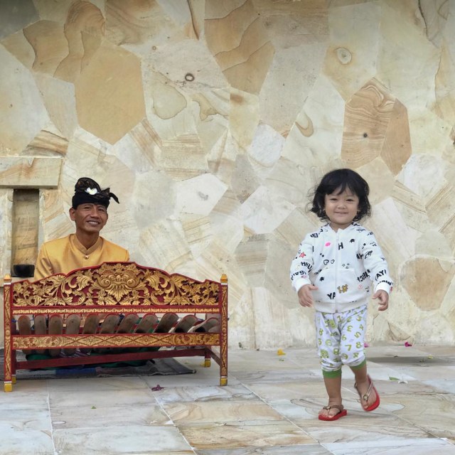 10 Caption Instagram Lucu Arda 'Naff' untuk Istri dan Anaknya (9)