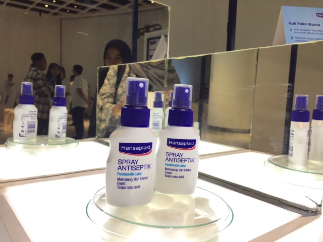Hansaplast Spray Antiseptik, pembersih luka yang tidak menyebabkan rasa perih. (Foto: dok. Avissa Harness/ kumparan)