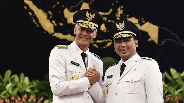 Gubernur Jawa Tengah Ganjar Pranowo (kiri) bersama Wakil Gubernur Taj Yasin Maimoen melakukan salam komando usai pelantikan di Istana Negara, Jakarta, Rabu (5/9). Foto: ANTARA FOTO/Puspa Perwitasari