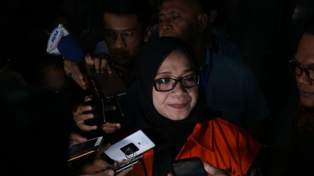 Mantan Wakil Ketua Komisi VII, Eni Maulani Saragih usai diperiksa KPK terkait kasus suap proyek pembangunan PLTU Riau-1, Jakarta, Rabu (05/09/2018). (Foto: Eny Immanuella Gloria)