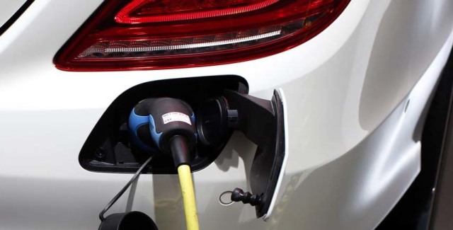 Jokowi Sarankan Tambah Investasi, Regulasi Mobil Listrik Segera Rampung