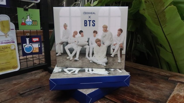 Mediheal juga hadirkan koleksi terbatas hasil kolaborasi dengan BTS (Foto: dok. Intan Kemala Sari/kumparan)