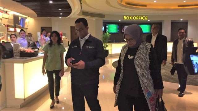 Anies sebelum nonton film Wiro Sableng bersama atlet Asian Games asal DKI di Plaza Indonesia, Rabu (05/09/2018). (Foto: Moh Fajri/kumparan)