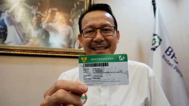 Dirut BPJS Kesehatan, Fachmi Idris menunjukkan Kartu Indonesia Sehat , Rabu (5/9). Foto: Fanny Kusumawardhani/kumparan