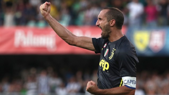 Giorgio Chiellini dengan ban kapten baru Serie A. (Foto: Getty Images/Marco Luzzani)