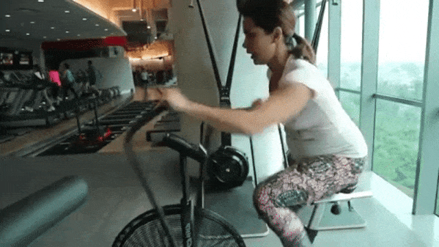 Nadia Mulya tetap rutin olahraga saat hamil. (Foto: YouTube: Nadia Mulya)