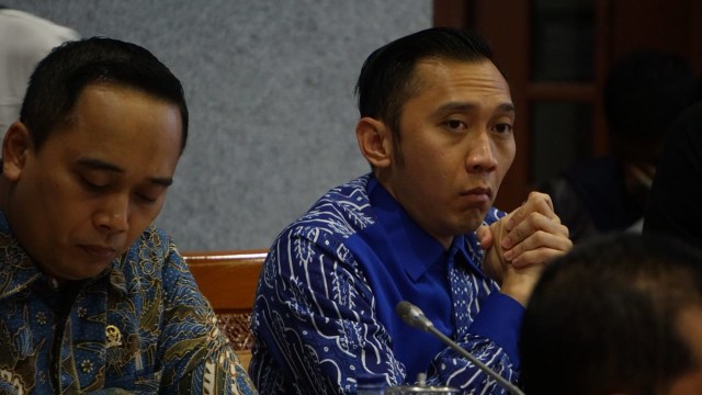 Anggota DPR Komisi X, Ibas Yudhoyono (kanan) di Raker Komisi X DPR RI dengan Kemenpora RI, Gedung DPR RI, Jakarta, Kamis (06/09/2018). Foto: Iqbal Firdaus/kumparan