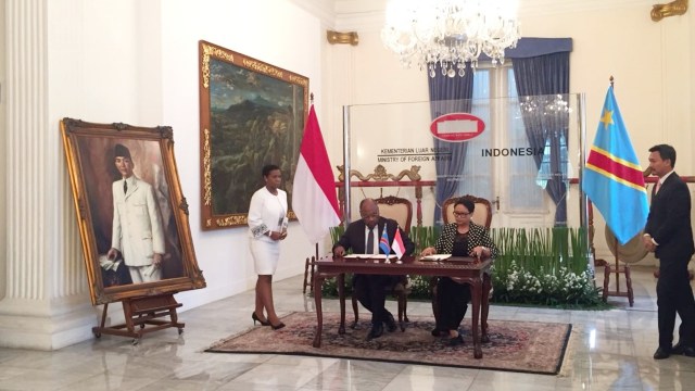 Mentri Luar Negeri, Retno Marsudi dengan Menteri Luar Negeri Kongo, Leonard She Okitundu, Kamis (6/9/18). (Foto: Andreas Ricky/kumparan)