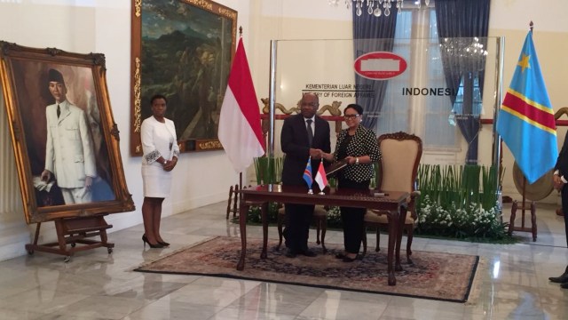 Mentri Luar Negeri, Retno Marsudi dengan Menteri Luar Negeri Kongo, Leonard She Okitundu, Kamis (6/9/18). (Foto: Andreas Ricky/kumparan)