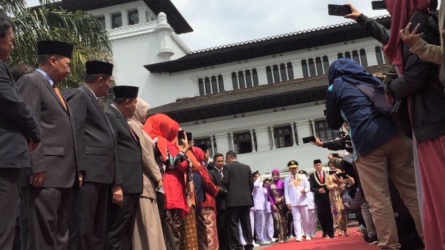 Ridwan Kamil ikuti upacara pedang pora iringi pelepsan Pj Gubernur Jabar M. Iriawan, Kamis (6/9/2018). (Foto: Muhammad Iqbal/kumparan)