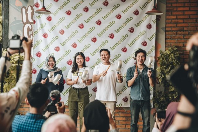 Shinta Nurfauzia bersama dengan tim Lemonilo (Foto: IG: @lemonilo)