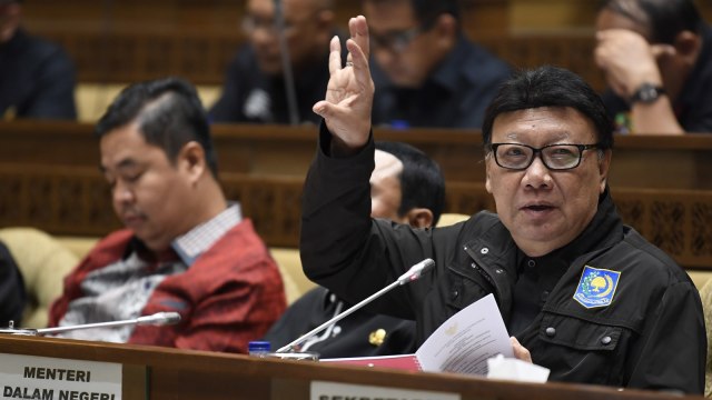 Menteri Dalam Negeri Tjahjo Kumolo menyampaikan paparan saat rapat kerja dengan Komisi II di Kompleks Parlemen Senayan, Jakarta, Kamis (6/9). (Foto: ANTARA FOTO/Puspa Perwitasari)