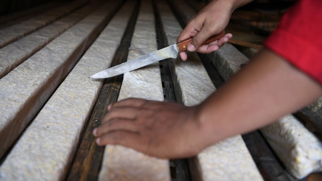 Pekerja memproduksi tempe di sentra produksi rumahan di kawasan Kemayoran, Jakarta, Kamis (6/9). (Foto: ANTARA FOTO/ Akbar Nugroho Gumay)