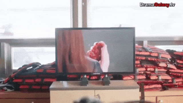 Menonton drama Korea (Foto: YouTube @SeoSaejong)
