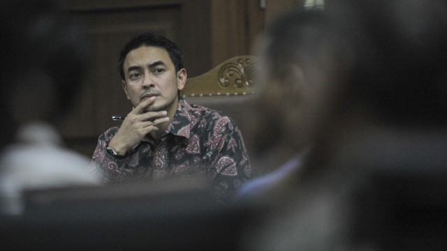 Terdakwa kasus suap dan gratifikasi terkait proyek-proyek di Dinas Pekerjaan Umum dan Perumahan Rakyat (PUPR) Provinsi Jambi Zumi Zola mengikuti sidang lanjutan di Pengadilan Tindak Pidana Korupsi Jakarta, Kamis (6/9).  Foto: ANTARA FOTO/Muhammad Adimaja