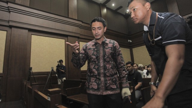 Terdakwa kasus suap dan gratifikasi terkait proyek-proyek di Dinas Pekerjaan Umum dan Perumahan Rakyat (PUPR) Provinsi Jambi Zumi Zola mengikuti sidang lanjutan di Pengadilan Tindak Pidana Korupsi Jakarta, Kamis (6/9). (Foto: ANTARA FOTO/Muhammad Adimaja)