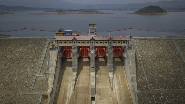 Foto udara bendungan Waduk Jatigede di Kabupaten Sumedang, Jawa Barat, Kamis (6/9).  (Foto: ANTARA FOTO/Raisan Al Farisi)