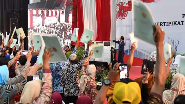 Jokowi bagikan sertifikat hak tanah di Surabaya. (Foto: Laily Rachev/Biro Pers Setpres)