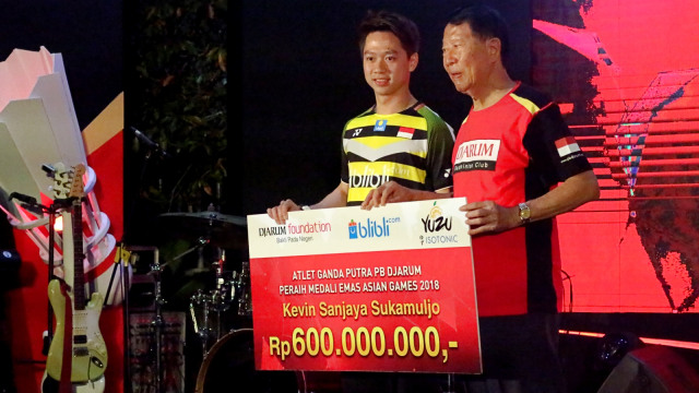 PB Djarum memberikan bonus kepada Kevin Sanjaya Sukamuljo atas prestasi di Asian Games 2018. (Foto: Aditia Rizki Nugraha/kumparan)