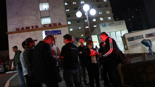 Para pendukung calon presiden Brasil, Jair Bolsonaro, berkumpul di luar rumah sakit Santa Casa. (Foto: REUTERS / Ricardo Moraes)