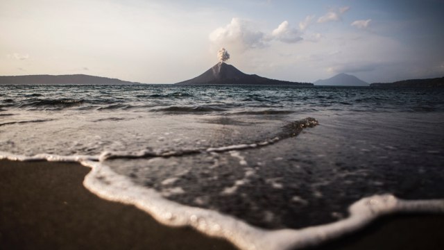 Gunung Anak Krakatau mengeluarkan material vulkanik terlihat dari kawasan Kalianda, Lampung Selatan, Selasa (4/9/2018). (Foto: ANTARA FOTO/Atet Dwi Pramadia)