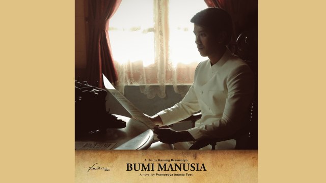 Max Tollenaar & Koran S.N. v/d D. di cuplikan film Bumi Manusia. (Foto: Instagram @falconpictures_)