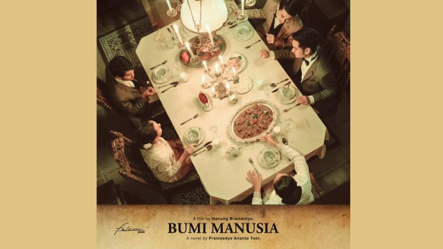 Minke bersama Robert Suurhof dan Keluarga Mellema di cuplikan film Bumi Manusia. (Foto: Instagram @falconpictures_)