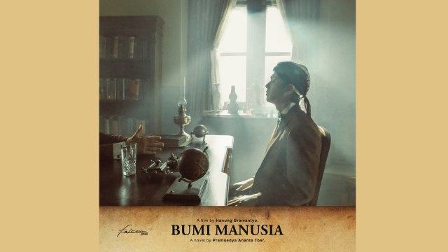 Tuan Direktur & Minke di H.B.S. di cuplikan film Bumi Manusia. (Foto: Instagram @falconpictures_)