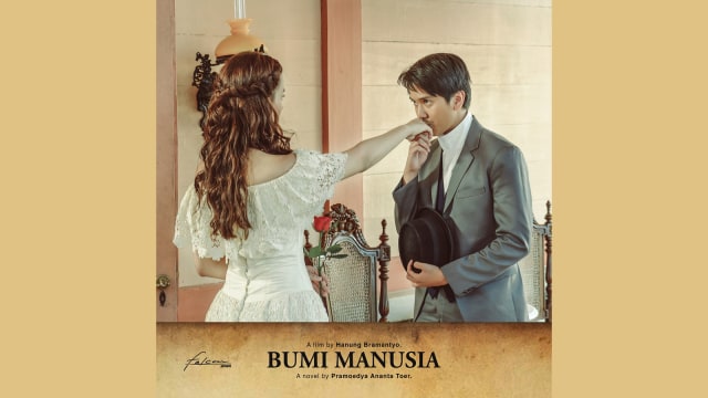 Minke pertama kali bertemu Annelies Mellema di cuplikan film Bumi Manusia. (Foto: Instagram @falconpictures_)