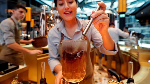 Proses pembuatan kopi di gerai pertama Starbucks di Itali. (Foto: REUTERS/Stefano Rellandini)