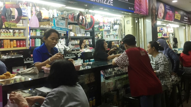 Suasana pedagang kosmetik di Pasar Baroe, Jakarta Pusat. (Foto: Abdul Latif/kumparan)
