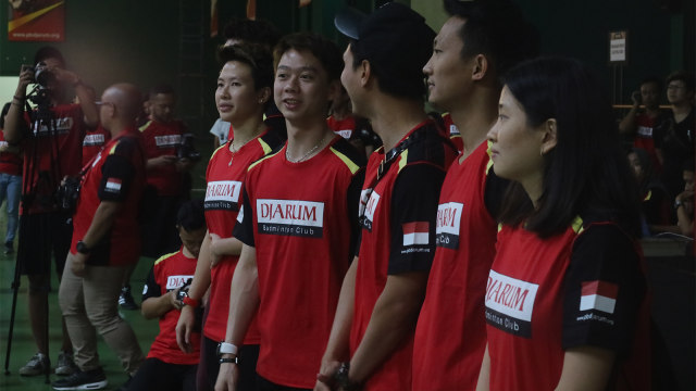 Kevin Sanjaya Sukamuljo, Tontowi Ahmad, dan Liliyana Natsir, bersama peserta Audisi PB Djarum di GOR Jati, Kudus, Jawa Tengah, Jumat (7/9). (Foto: Aditia Rizki Nugraha/kumparan)