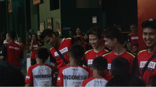 Kevin Sanjaya Sukamuljo, Tontowi Ahmad, dan Liliyana Natsir, bersama peserta Audisi PB Djarum di GOR Jati, Kudus, Jawa Tengah, Jumat (7/9). (Foto: Aditia Rizki Nugraha/kumparan)