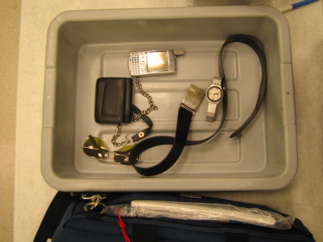 Baki Plastik di Bandara (Foto: Flickr / David Art Wales)