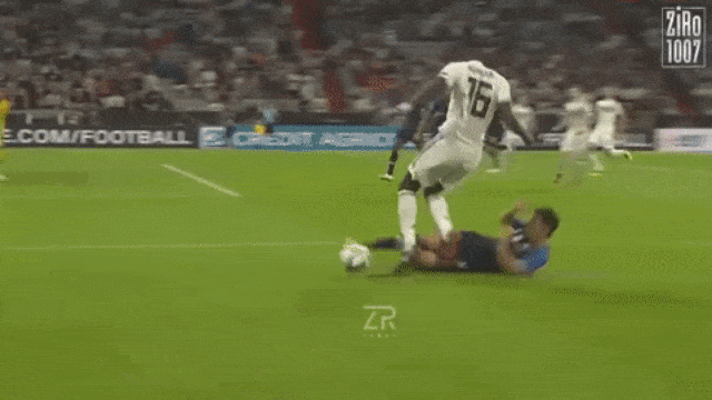 Momen Pavard diinjak Ruediger. (Foto: Youtube/ZiRo1007)