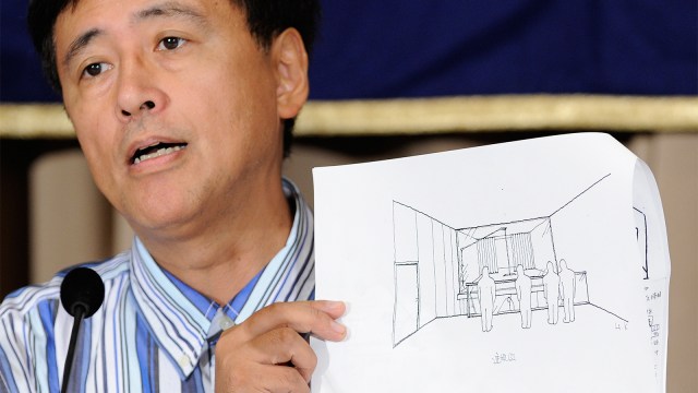 Mantan anggota parlemen Noboru Hosaka, menunjukan gambar sketsa ruangan mati di Jepang. (Foto: AFP PHOTO / TORU YAMANAKA)