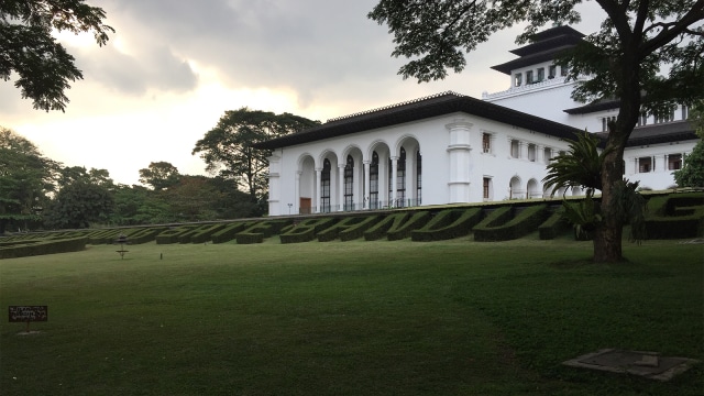 Ridwan Kamil berniat merombak taman belakang dan taman depan Gedung Sate menjadi gedung yang bisa dinikmati oleh masyarakat umum.  (Foto:  Iqbal Tawakal Lazuardi Siregar/kumparan)