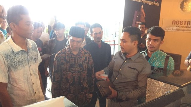 Lembaga Bantuan Hukum LBH dan Alisansi Masyarakat Sipil Untuk Indonesia Hebat (ALMISBAT) melaporkan Dua Komisioner Bawaslu ke DKPP. (Foto: Paulina Herasmaranindar/kumparan)