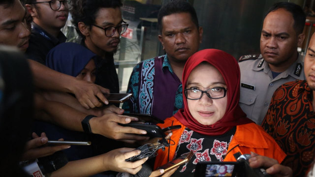 Mantan Wakil Ketua Komisi VII Eni Maulani Saragih usai diperiksa KPK terkait suap proyek pembangun PLTU Riau-1, Jumat (7/9/2018). (Foto: Eny Immanuella Gloria/kumparan)
