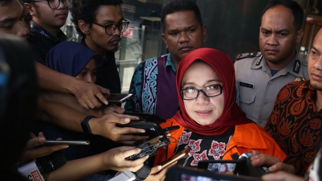 Mantan Wakil Ketua Komisi VII Eni Maulani Saragih usai diperiksa KPK terkait suap proyek pembangun PLTU Riau-1, Jumat (7/9/2018). (Foto: Eny Immanuella Gloria/kumparan)