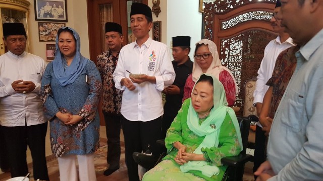 Jokowi makan bubur merah putih bersama keluarga Gus Dur, Jumat (7/9/18). (Foto: Dok Istimewa)