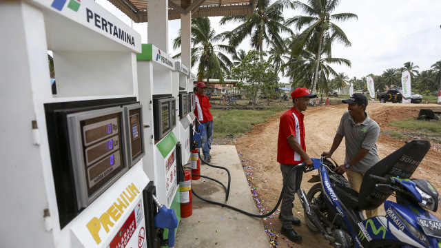 Petugas melakukan pengisian perdana BBM ke dalam tangki kendaraan roda dua di SPBU. (Foto: ANTARA FOTO/Nova Wahyudi)