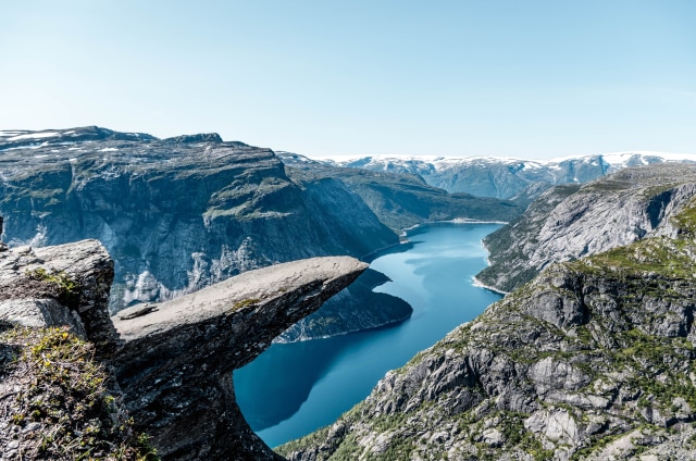 Keindahan Tebing Trolltunga di Norwegia (Foto: Unsplash/Dong Zhang)